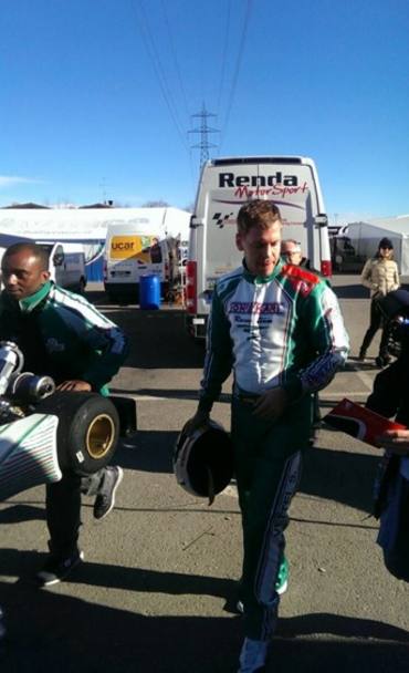 Sebastian Vettel si  concesso una giornata di relax al circuito di Lonato, nel bresciano, dove ha girato sui kart accolto dagli uomini della Tony Kart, con cui nel 2000 ha vinto il Mondiale Junior